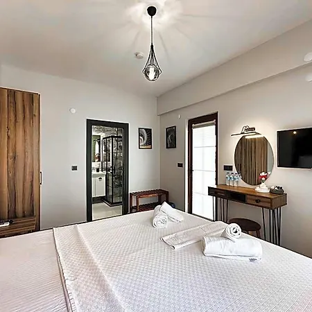 Hotel Tinos & Bag Evi 12 Yas Uestue
